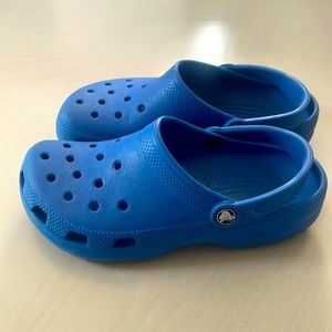 Men’s 7 / Women’s 8  Blue Crocs